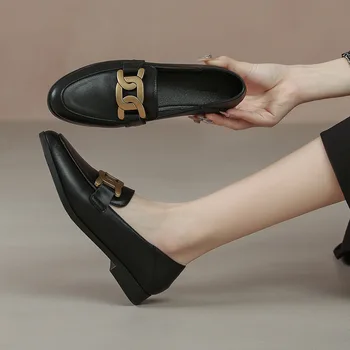 Женские маленькие кожаные туфли из натуральной кожи на низком каблуке с заостренным дном и плоским дном