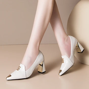 Женская классическая обувь Лакированная кожа Высокие каблуки Туфли с острым носком Тиснение Металлическая лодочка Обувь Женская свадебная обувь Белый черный 2023